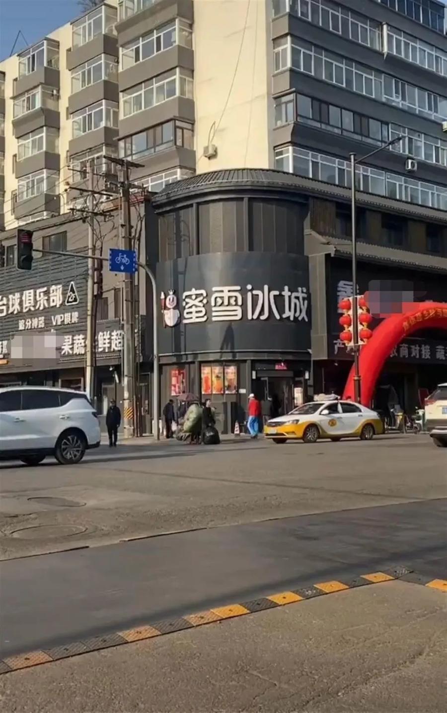 安裝灰黑招牌引熱議 河北滄州短期規范遭遇抵觸后連夜整改拆除